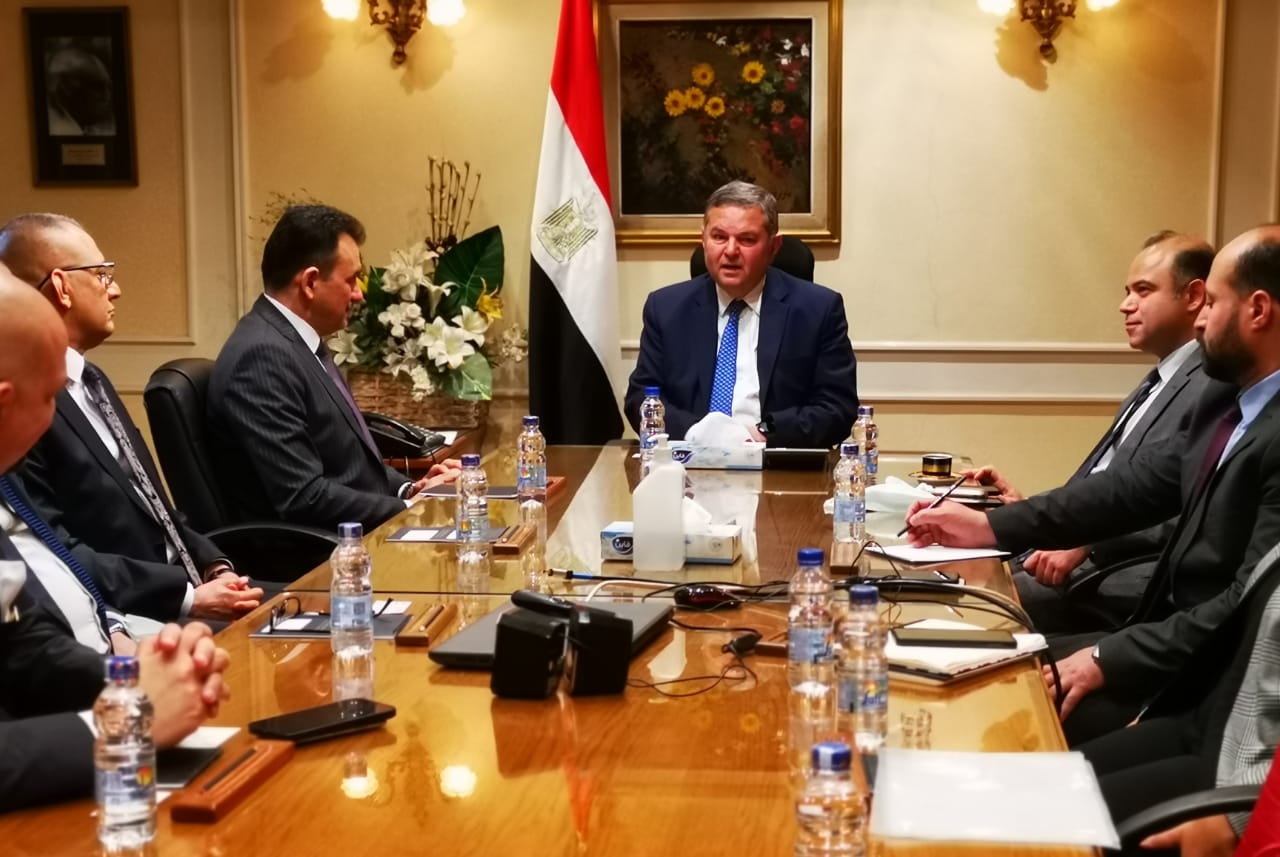 وزير قطاع الأعمال يبحث مع وفد من قيادات سوق المال العراقي تعزيز التعاون 
