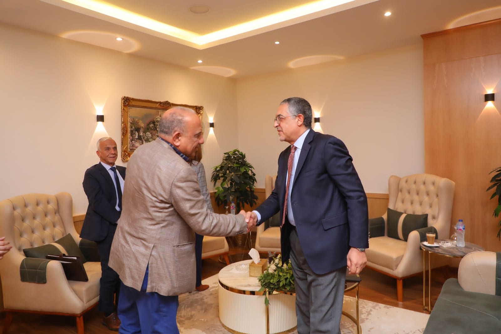 وزير قطاع الأعمال العام يبدأ جولة تفقدية بمدينة دمياط للأثاث