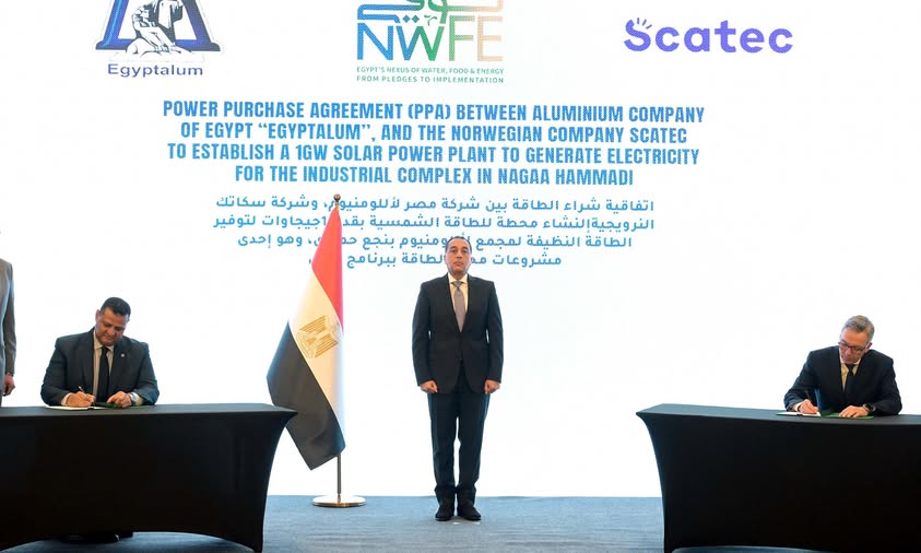 رئيس الوزراء يشهد توقيع عقد إنشاء محطة شمسية لتغذية مجمع الألومنيوم بالطاقة النظيفة