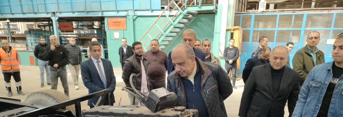 الدكتور محمود عصمت يتفقد أعمال تطوير مصانع "النصر للمواسير والسيارات"