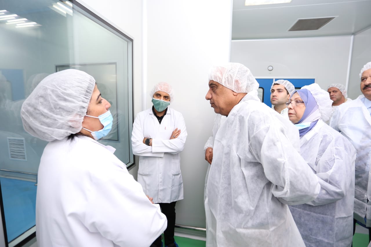 وزير قطاع الأعمال العام محمود عصمت يتفقد شركة الإسكندرية للأدوية